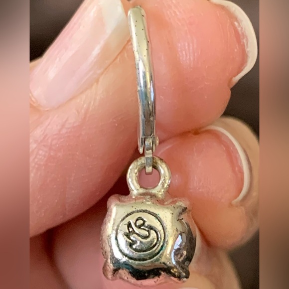 Elegant silver tone tanzanite colored simulant lever back earrings - Picture 6 of 11